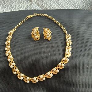Vintage gold tone necklace and clip on earrings